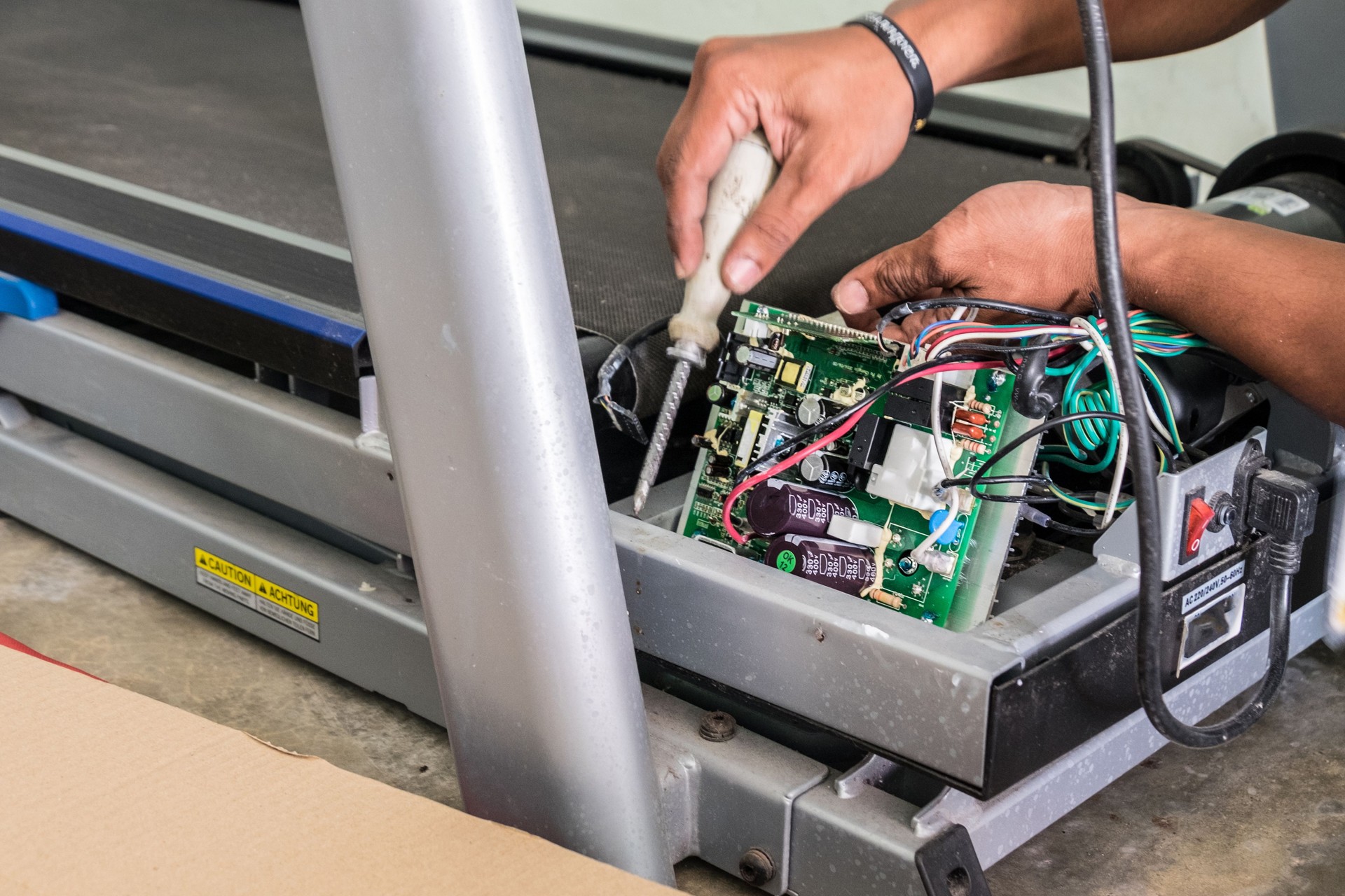 The technical repairing Treadmill and performance test speed